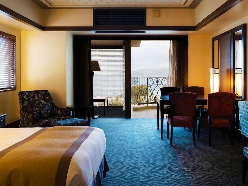 EXES Premier Grand Suite for 4 people with Lounge Access, Non Smoking photo 3