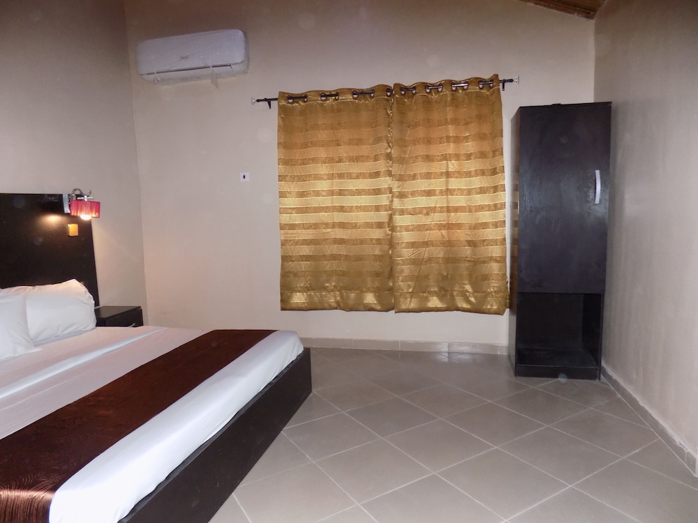 Superior Suite, 1 King Bed, Garden View photo 2