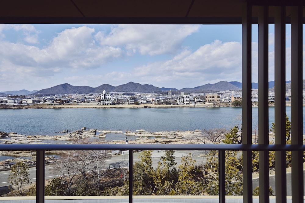 Standard Room, 1 King Bed, River View (Furnished Balcony) - Photo 3