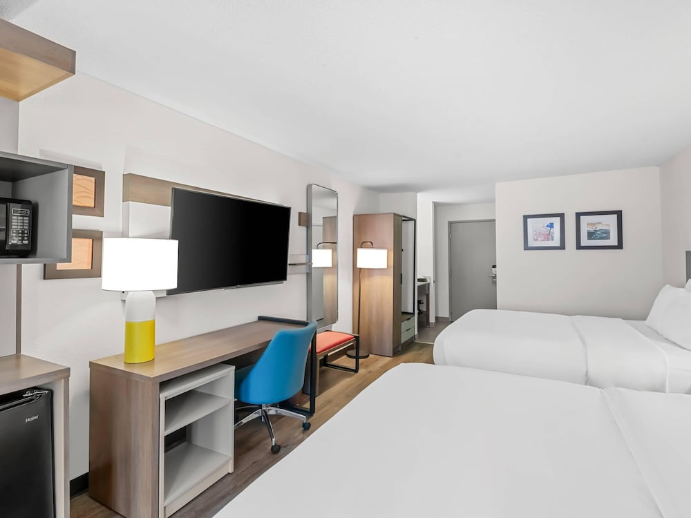 Suite, Multiple Beds, Non Smoking photo 3