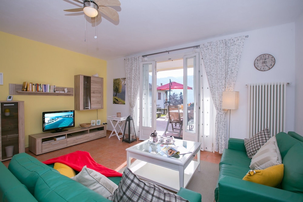 Family Townhome, Multiple Beds, 2 Bathrooms, Garden Area (Casa Margareta) photo 1