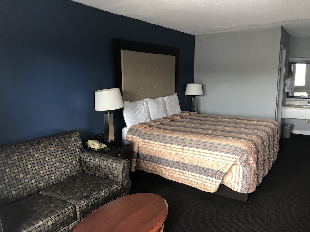 Classic Room, 1 King Bed, Smoking photo 2
