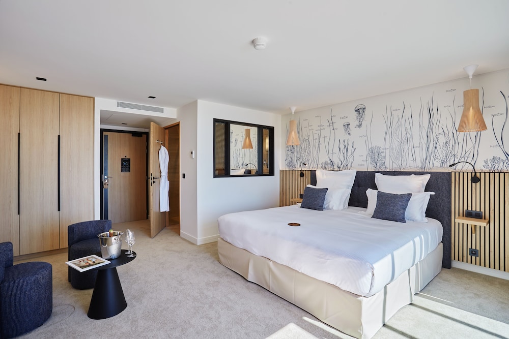Deluxe Room, 1 King Bed, Sea View - Photo 7