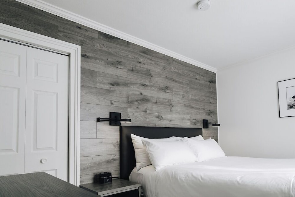 One bedroom Queen Suite with kitchenette, Upper Floor photo 1