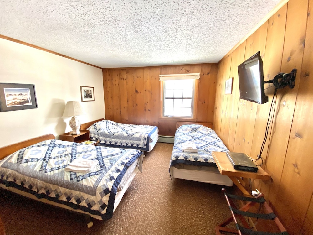 Triple Room, 3 Twin Beds, Shared Bathroom photo 1