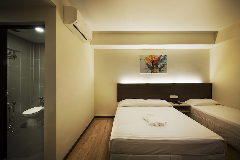 Superior Triple Room, No Windows photo 3
