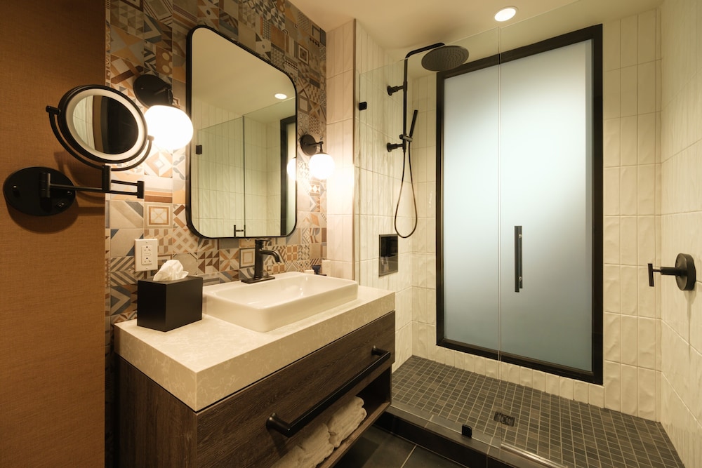 Standard Room, 1 King Bed, Accessible, Courtyard View