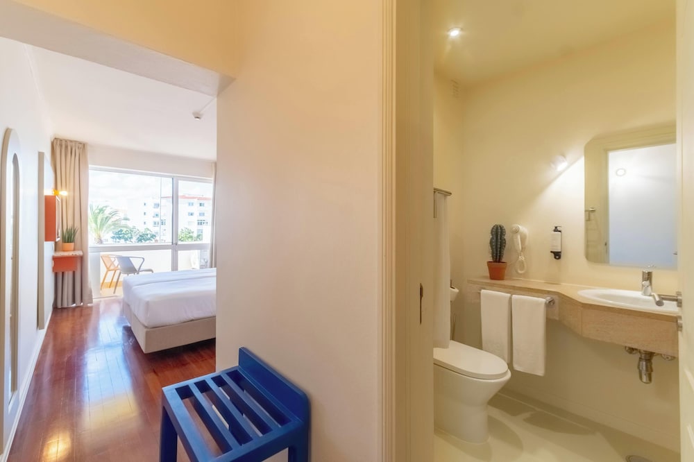 Standard Double or Twin Room - Photo 5