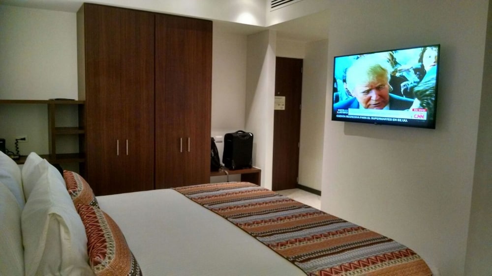 Standard Room, 1 King Bed, Accessible, Refrigerator & Microwave photo 2