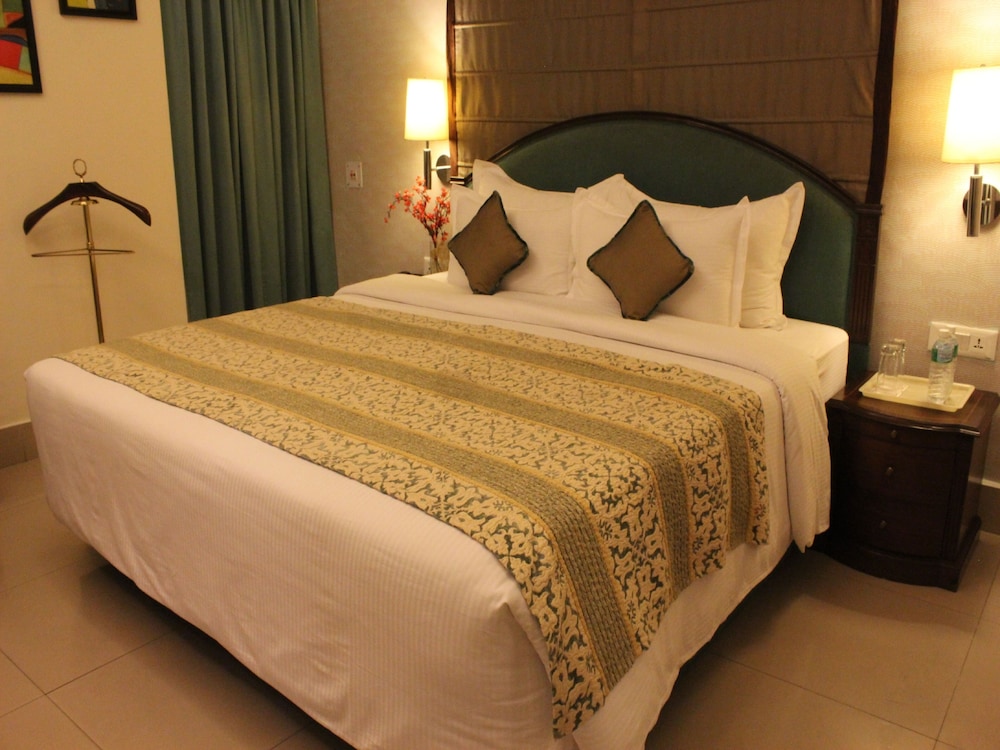 Executive Suite, 1 King Bed, City View - Photo 6