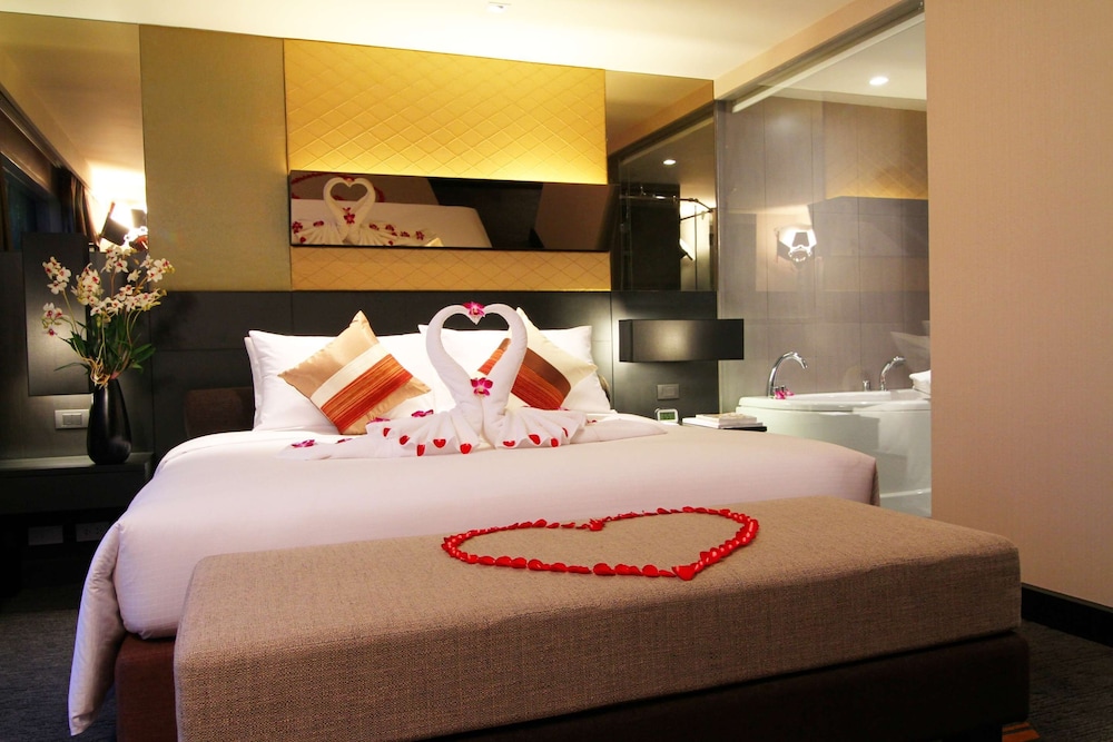 Grand Suite, 1 King Bed, Kitchenette, City View (Residence) photo 3