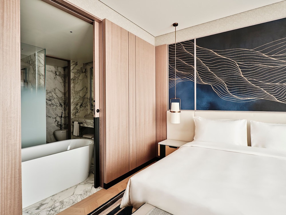 Deluxe Room, 1 King Bed photo 1