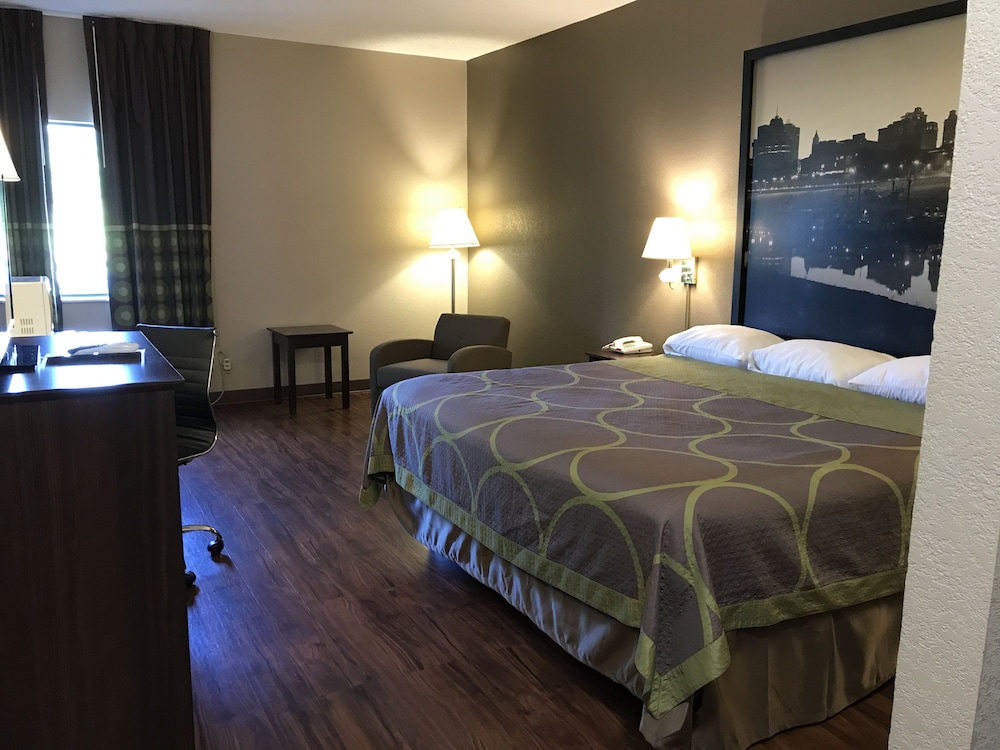 Room, 1 King Bed, Smoking photo 1