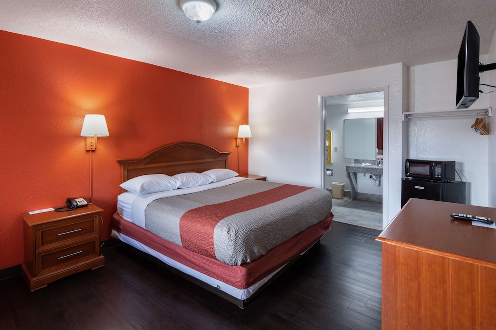 Deluxe Room, 1 King Bed, Smoking, Refrigerator & Microwave photo 2