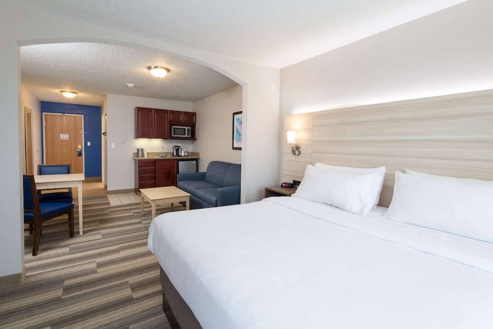 Suite, 1 King Bed - Photo 2