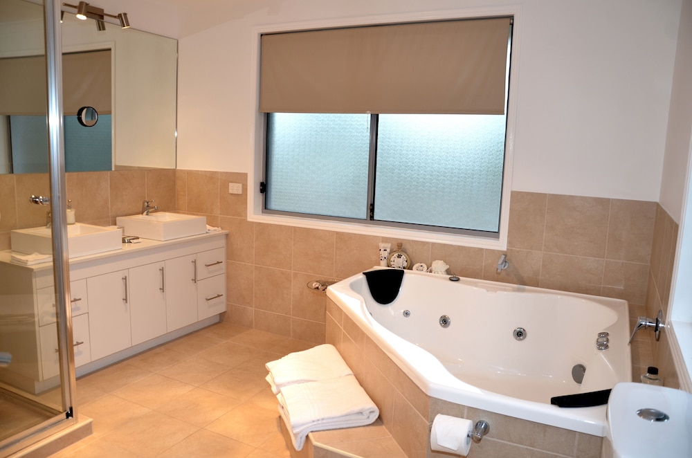Luxury Double Room, 1 King Bed (Brighton - Luxury Queen with Balcony) photo 2