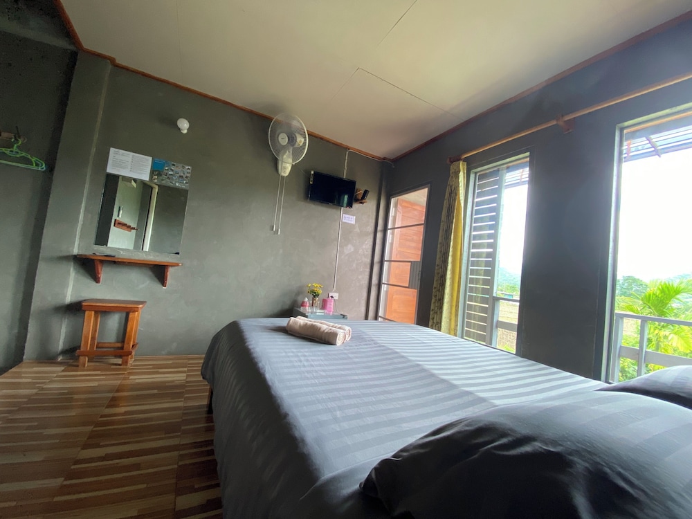 Classic Room, 1 Queen Bed, Non Smoking, Hill View photo 2