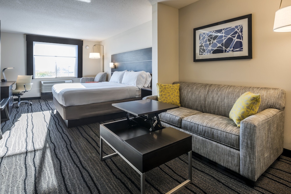 Suite, 1 King Bed - Photo 3