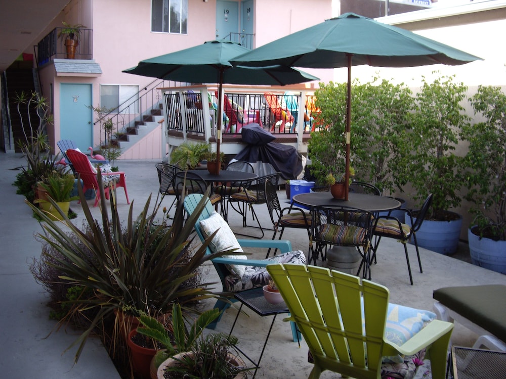 Deluxe King Patio View (Pet Friendly, Room 9) photo 3