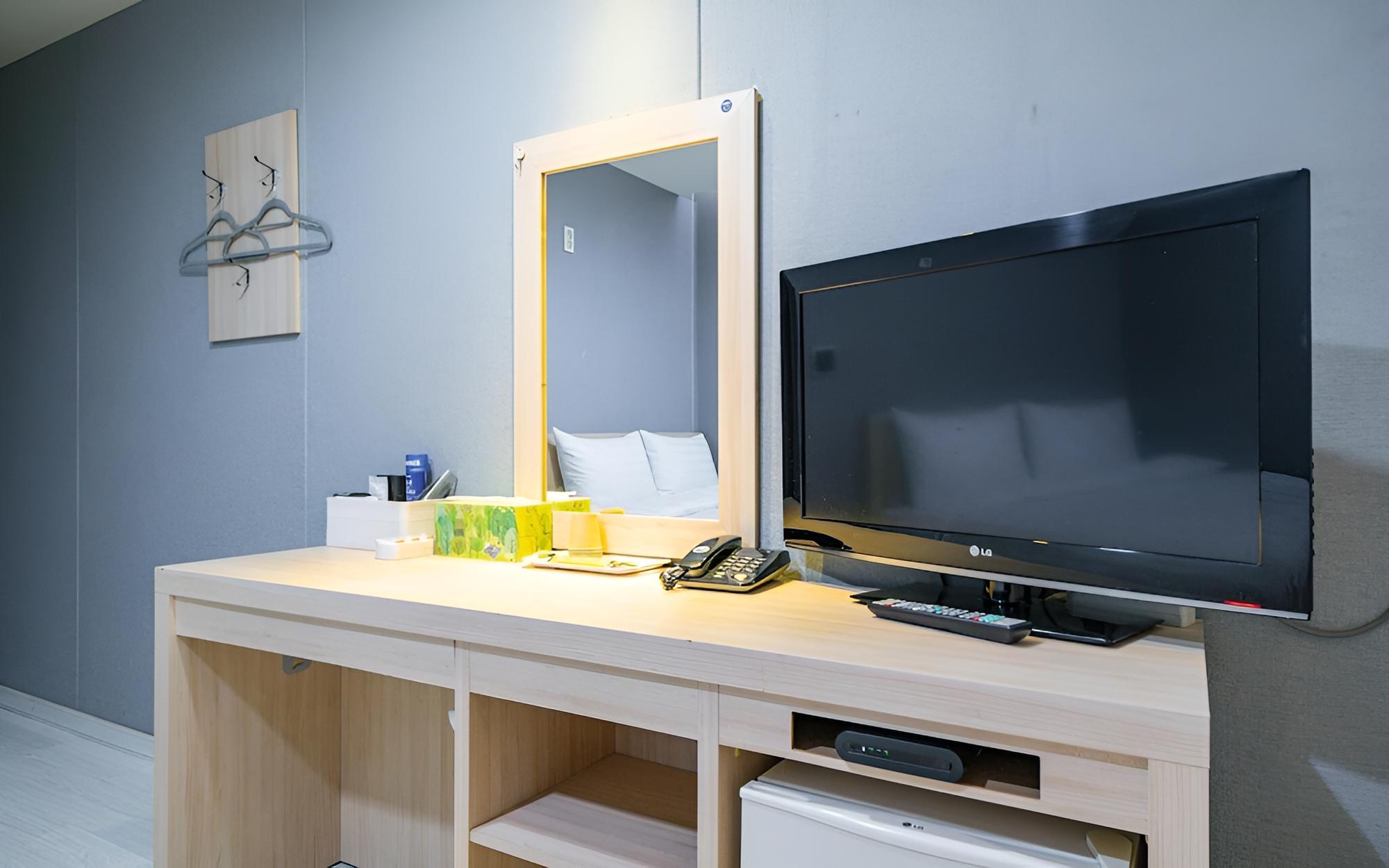 Room (Standard room (OTT Available)) - Photo 7