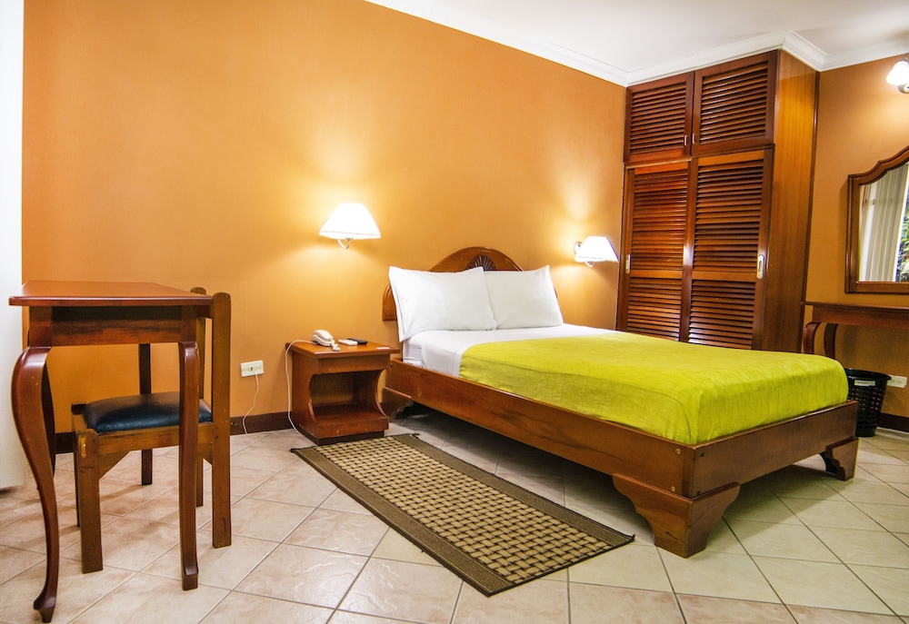Standard Room, 1 Queen Bed