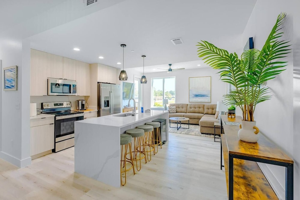 Luxury Condo, 2 Bedrooms, Pool Access