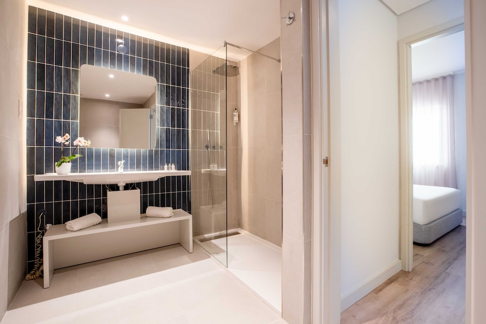Premium Suite, 1 Bedroom, Pool View - Photo 3
