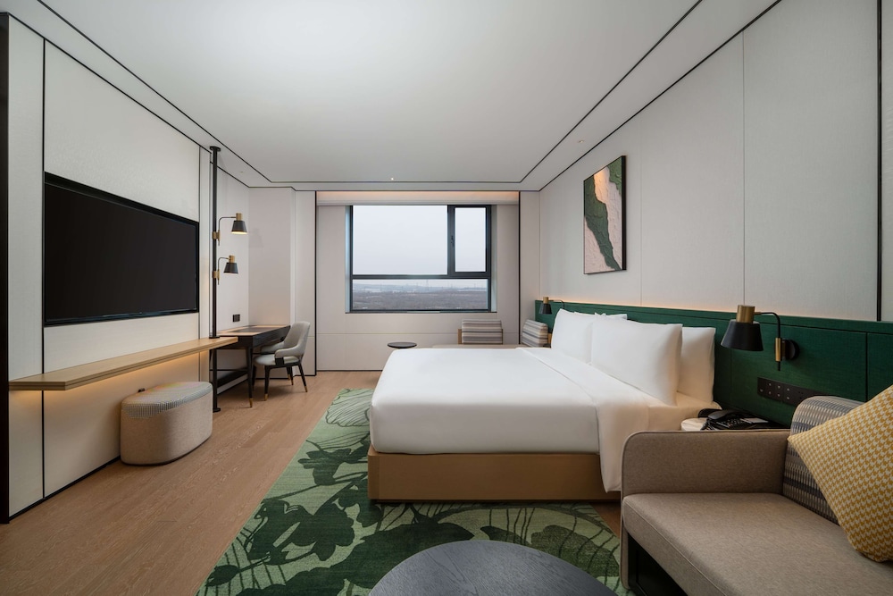 Deluxe Room, 1 King Bed photo 2