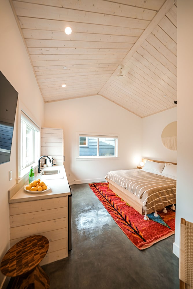 Studio, 1 King Bed photo 2