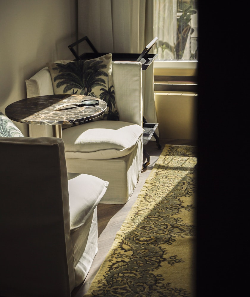 Room, 1 King Bed thumbnail 5