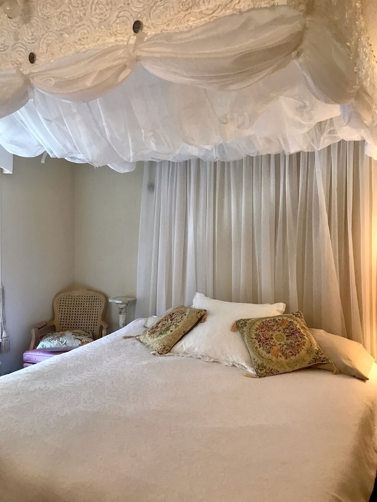 Superior Room, 1 Queen Bed, Refrigerator (Victorian Room)