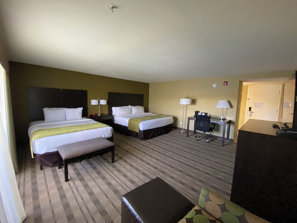 Standard Suite, Multiple Beds, Non Smoking, Lake View photo 3