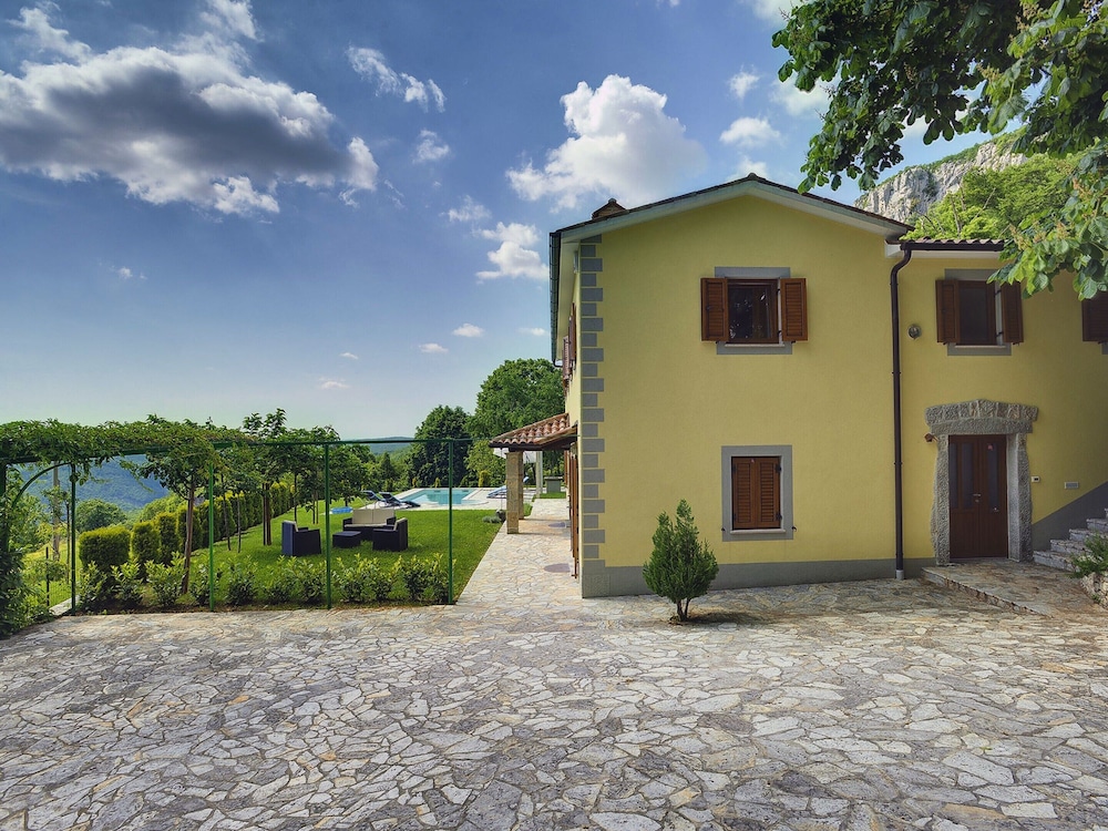 Villa photo 2