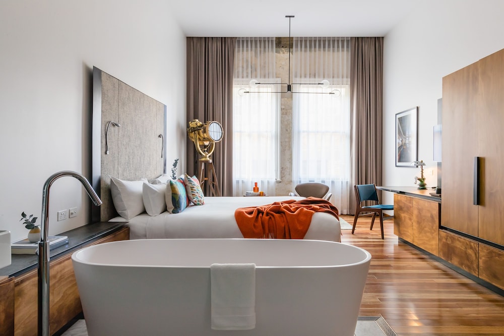 Room (Abercrombie)