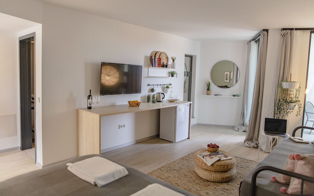 Double Room, 1 Queen Bed with Sofa bed - Photo 4