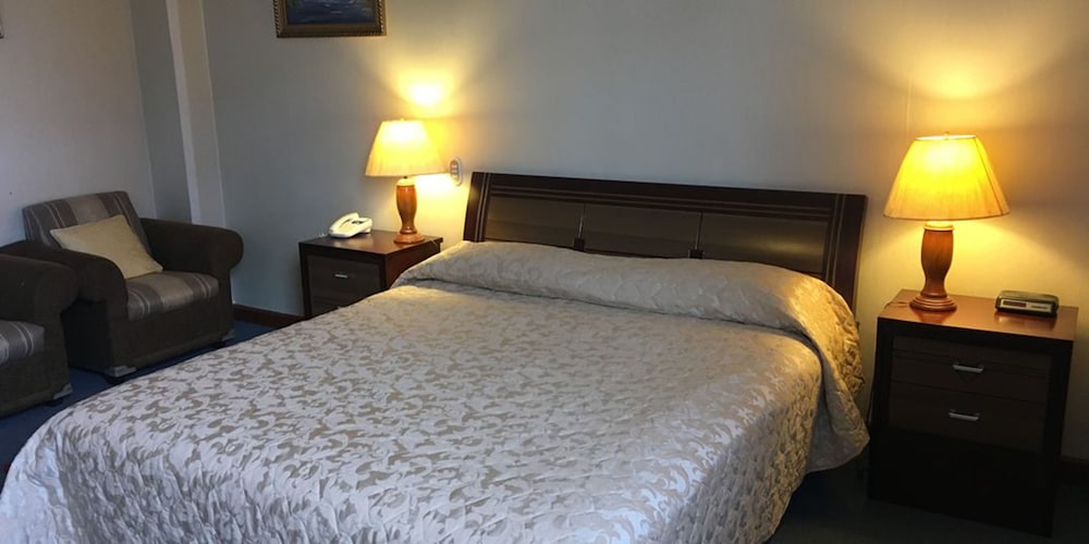 Basic Room, 1 Queen Bed, Non Smoking photo 2
