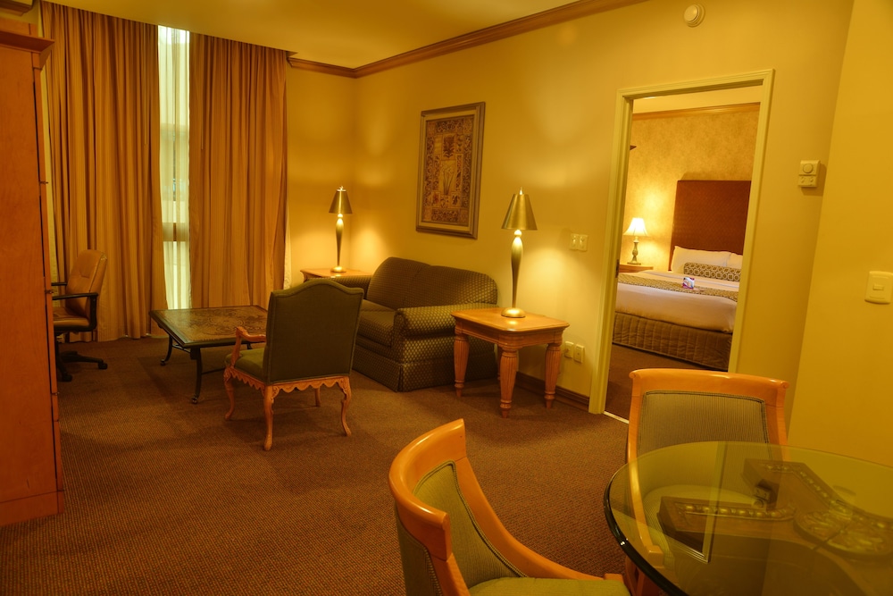 Suite (Primary) - Photo 2