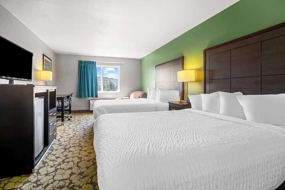 Standard Room, 2 Queen Beds, Non Smoking, Refrigerator & Microwave - Photo 2