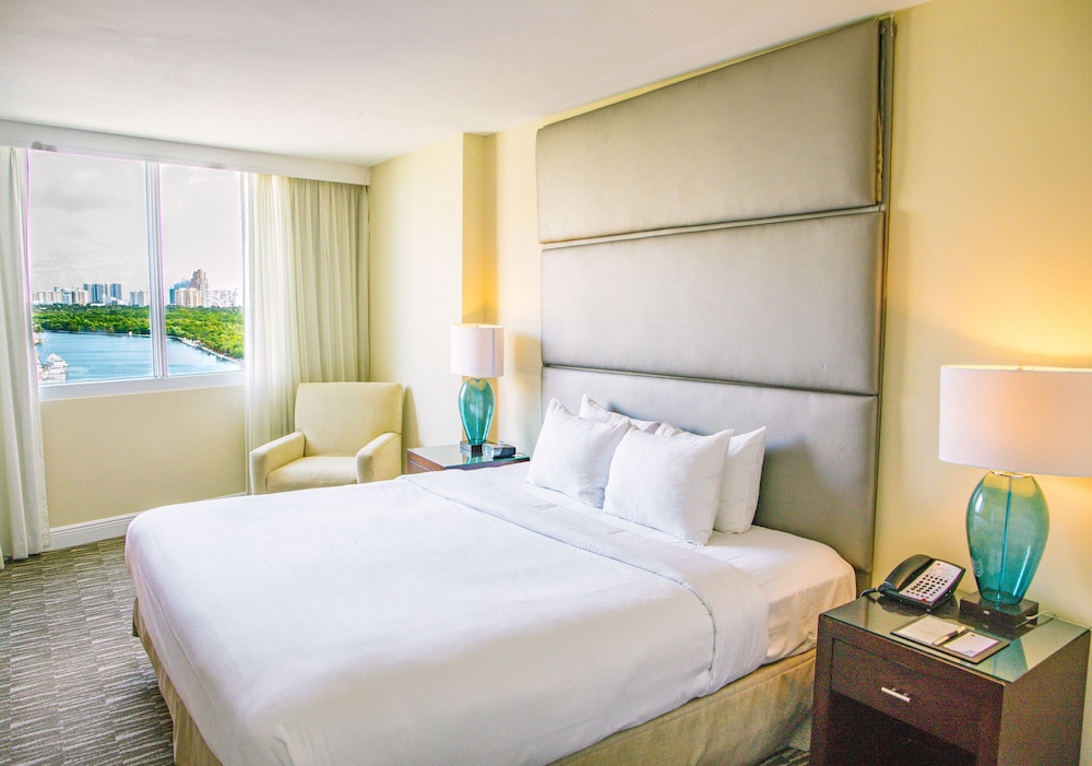 Suite, 1 King Bed, Balcony, Ocean-Intracoastal View photo 2