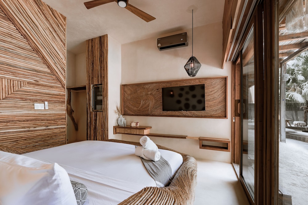 Poolside Suite, Direct Pool Access