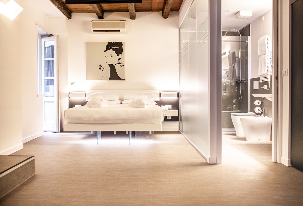 Suite, Annex Building - Photo 4