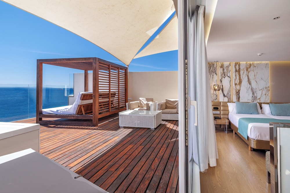Panoramic Penthouse, Jetted Tub, Sea View (Suite) - Photo 3