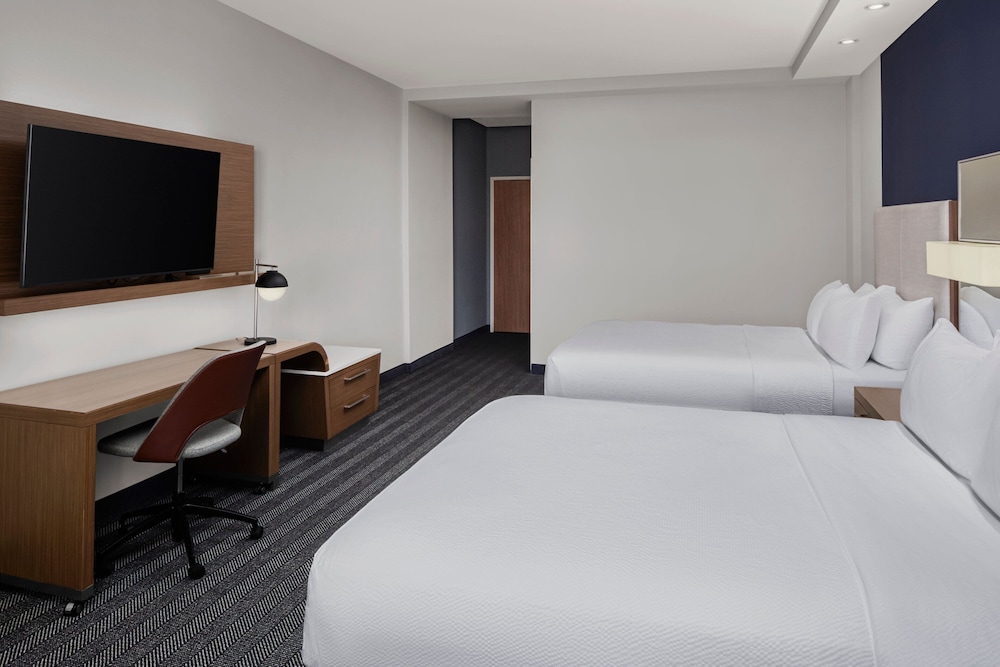 Room, 2 Queen Beds (Mobility/Hearing Access, Roll-In Shwr) photo 2