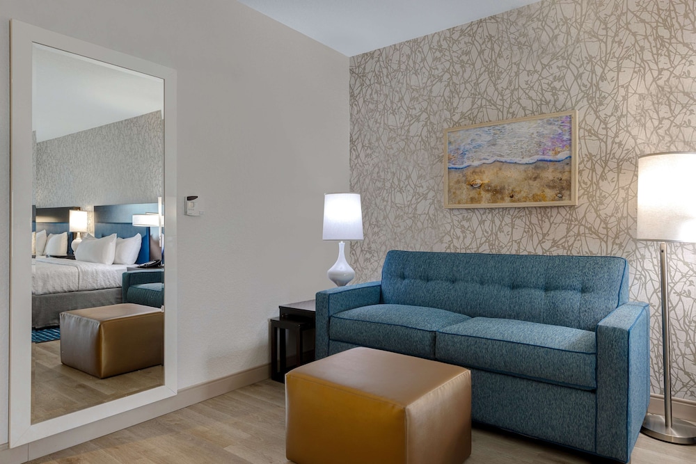 Suite, 1 King Bed, Accessible, Bathtub thumbnail 6