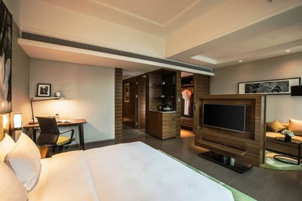 Suite (Queen Bed) photo 3