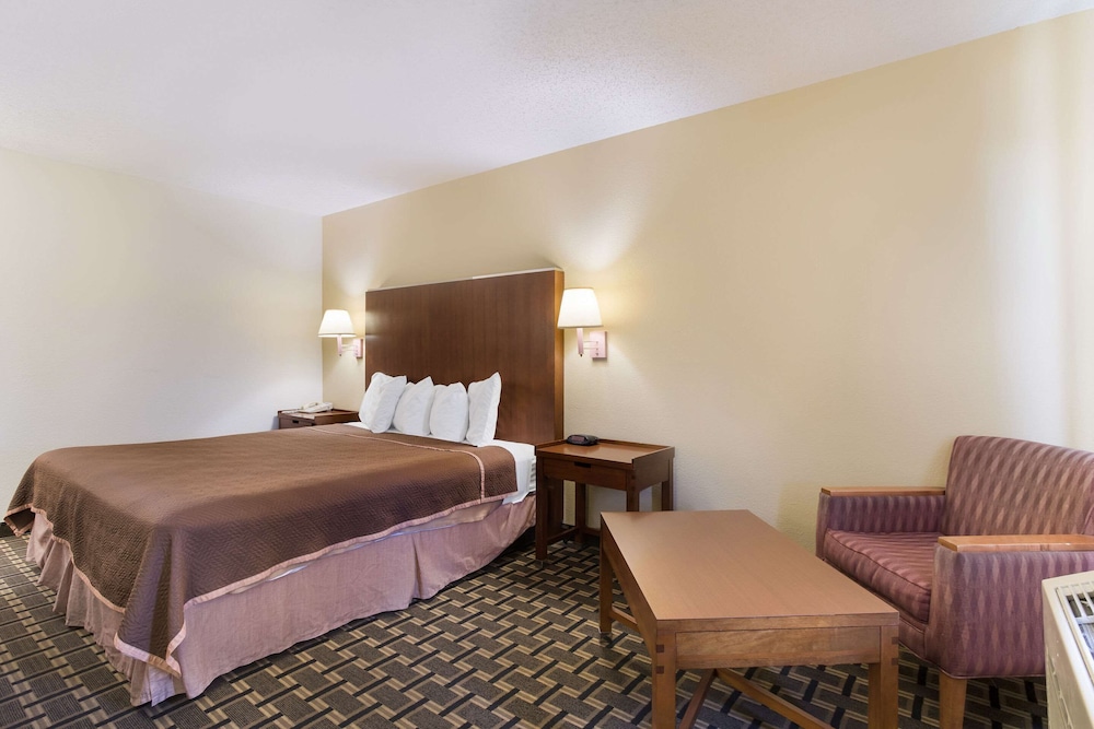 Standard Room, 1 King Bed, Non Smoking - Photo 2