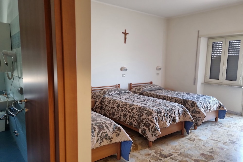 Standard Triple Room photo 2