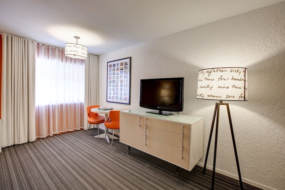 Suite, 1 Queen Bed