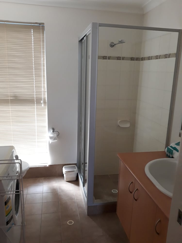 Standard Suite, Multiple Bedrooms, Non Smoking, Kitchen (3 Bedroom Cottage) photo 3