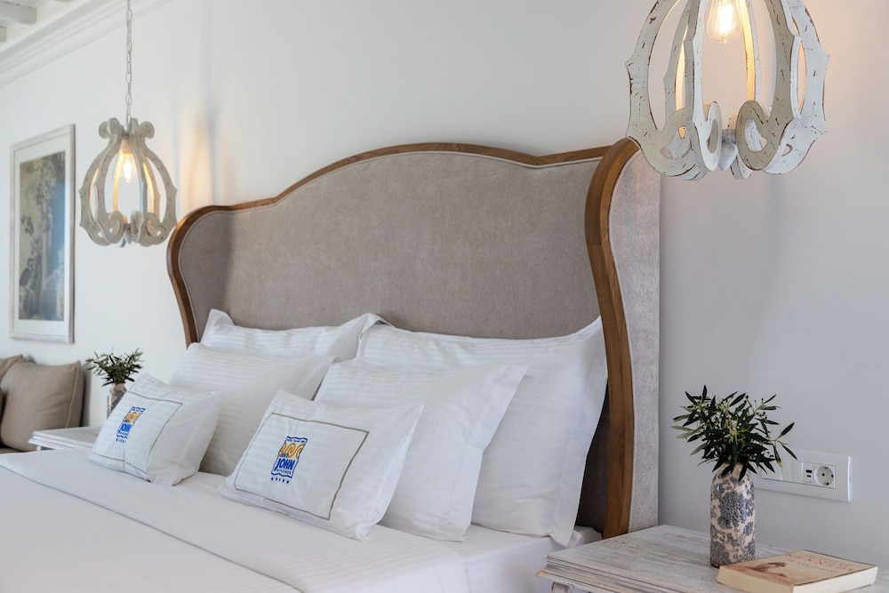 Signature Aegean Room with Outdoor Jetted Tub & Sea View photo 1